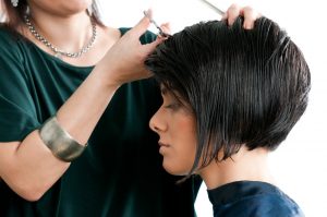 Tagliare i capelli corti: ecco perché farlo